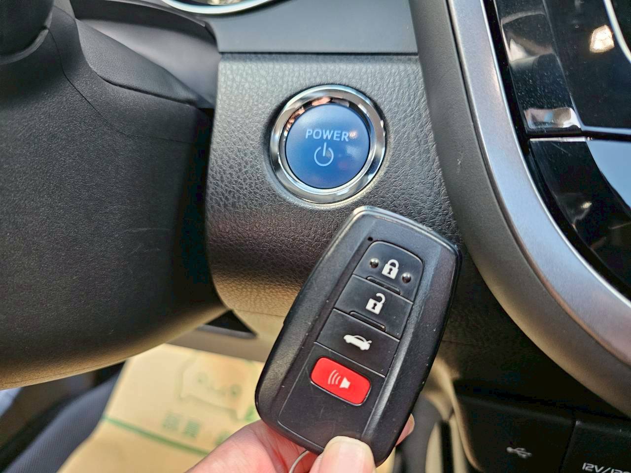 2022年 CAMRY 油電旗艦頂配